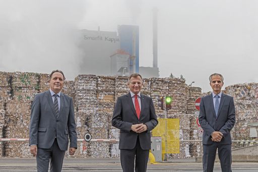  https://www.apa-fotoservice.at/galerie/24010 Haid - im Bild
v.l.n.r.: Reinhard Reiter (CEO Virgin Fibre Cluster), Thomas Stelzer
(Landeshauptmann OÖ), Günter Hochrathner (CEO Smurfit Kappa
Nettingsdorf) Future Energy Plant – Das Projekt für eine nachhaltige
Zukunft Smurfit Kappa Nettingsdorf setzt mit der erfolgreichen
Inbetriebnahme der Energieanlagen neue Maßstäbe in der
Papierindustrie