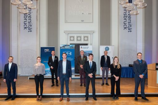 Vorne die Preisträger/-innen des DFK-Förderpreises 2020 von
links: Gabriele Calliari, Johanna Stüger, Thomas Moser, Lucas
Rubisoier, Anna Greil, Stefan Kohlgruber (nicht im Bild: Celina
Greiner, BA). Hinten von links: MCI-Rektor Andreas Altmann,
MedUni-Rektor Wolfgang Fleischhacker, LFU-Rektor Tilmann Märk.