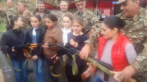Armenien rekrutiert Kinder als Soldaten, was
völkerrechtswidrig ist!