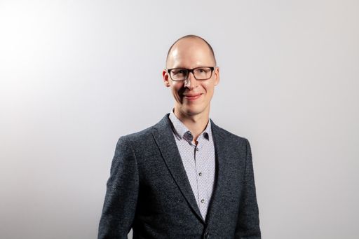 Vorschau Bild von Dr. Raffael Himmelsbach ist Politikwissenschaftler
mit Spezialisierung auf die Schnittstelle zwischen Wissenschaft und
Gesellschaft. Zuletzt hatte er eine leitende Stelle im „Centre for
Digital Life Norway“. Gemeinsam mit Heinz Redl ist er paritätischer
Co-Direktor der Forschungsgruppe „SHoW“.