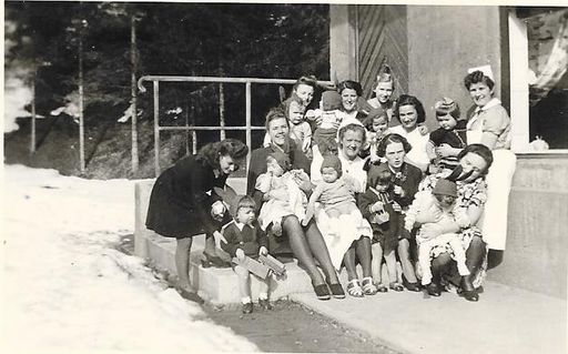 Vorschau Bild von Gruppenfoto: Angestellte des "Lebensborn"Heimes
"Wienerwald" mit Müttern und „Lebensborn“-Kindern, Ostern 1944.