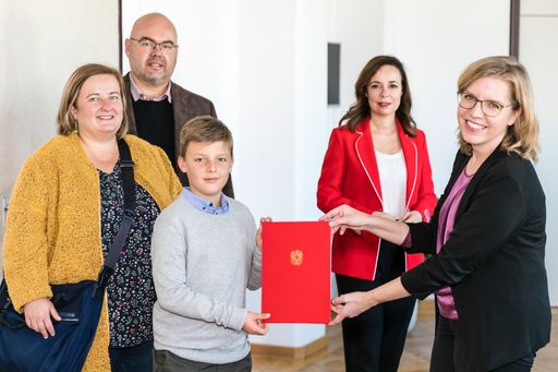 Leopold Winter, der jüngste Erfinder Österreichs, hat
selbstständig ein Patent eingereicht und wird von
Klimaschutzministerin Gewessler und Patentamtspräsidentin Karepova
geehrt