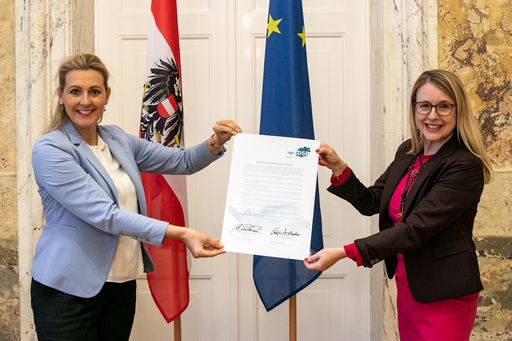 Arbeitsministerin Aschbacher (links) und
Wirtschaftsministerin Schramböck (rechts)