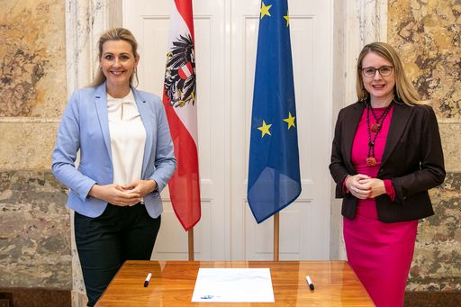 Vorschau Bild von Arbeitsministerin Aschbacher (links) und
Wirtschaftsministerin Schramböck (rechts)