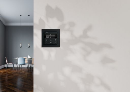 Neu: Die Raumtemperaturregelung mit dem Gira System
3000. Damit sind die drei wichtigsten Funktionen der
Elektroinstallation - Lichtsteuerung, Jalousiesteuerung und
Heizungssteuerung in einem System gebündelt. Die ganz normale
230-Volt-Installation, wie sie in jedem Bauvorhaben – egal ob Alt-
oder Neubau – vorhanden ist, reicht für den Einstieg in ein smartes
Zuhause mit dem Gira System 3000 aus. www.gira.at