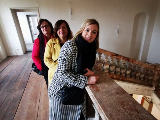  drei Frauen lehnen an Stiegengeländer