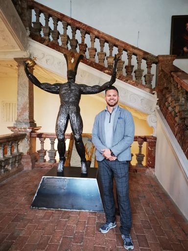 Vorschau Bild von der stolze Schlossher Manuel Ungar vereint Tradition mit Moderne