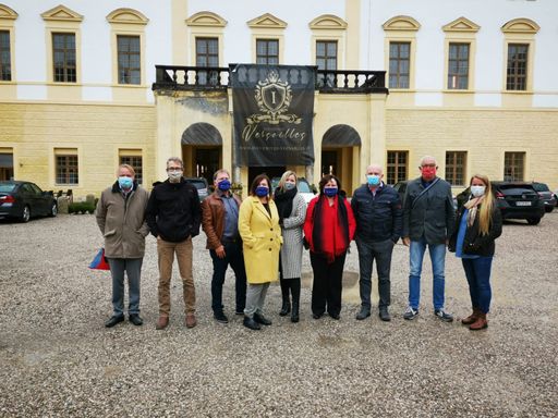 Vorschau Bild von das Team der IMMO-CONTRACT Oberösterreich im weitläufigen
Schlosshof