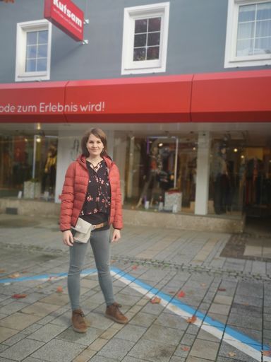  Elisabeth Behr-Kutsam trägt: Ecoalf Jacke, Armed
Angels Bluse, Armed Angels Jeans