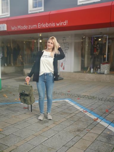 Vorschau Bild von Victoria Söllradl trägt: Ecoalf Rucksack, Armed
Angels Weste , Ecoalf T-Shirt, Armed Angels Jeans