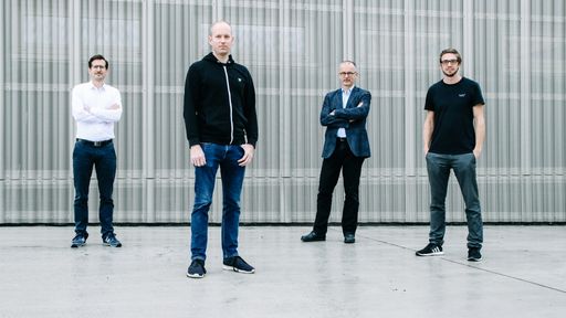 Thomas Meneder (l) und Christian Matzinger (3.v.l.)
vom OÖ Hightech Fonds stehen den beiden Storyclash-Gründern Philip
Penner (2.v.l.) und Andreas Gutzelnig (r.) auch beratend zur Seite.