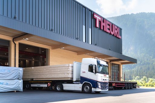 Vorschau Bild von Vom Werk direkt an den Bestimmungsort. Elemente aus
CLTPLUS kommen einsatzbereit auf die Baustelle.