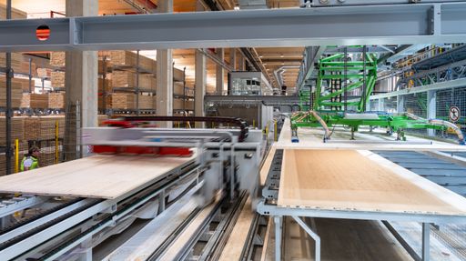 Vorschau Bild von Ein erster Blick in die neue Produktionshalle: hier
werden künftig bis zu 100.000 m³ Brettsperrholz pro Jahr unter dem
Markenname CLTPLUS hergestellt.