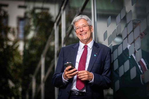 LH Peter Kaiser mit Smartphone
