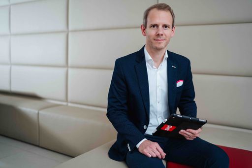 Vorschau Bild von LGF Andreas Sucher mit Tablet