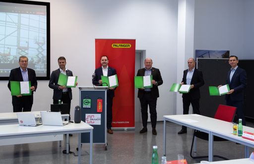 Die österreichische Delegation nach der
Zeugnisverteilung - mit den Originalzeugnissen des WIFI
International.