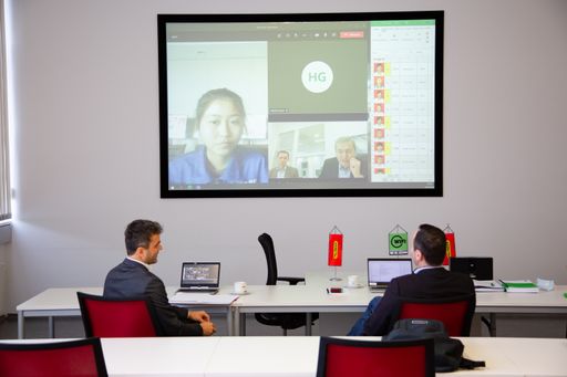 Vorschau Bild von Lehrling Wang Yurong beim virtuellen Fachgespräch
mit Mario Ceschin-Putz (Leiter Personalentwicklung, PALFINGER) und
Bernhard Eicher (Leiter Lehrlingsausbildung, PALFINGER) in
Österreich.