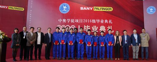 Vorschau Bild von Die frisch gebackenen JungfacharbeiterInnen
gemeinsam mit dem Facharbeiterteam bei der Abschlusszeremonie der
Lehrabschlussprüfung vor Ort in Rudong/China.