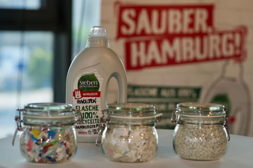  Hamburgs Wertstoff Innovative: Waschmittel-Flasche von Sieben
Generationen - aus Plastikabfällen, die vollständig aus Hamburger
Gelben Tonnen stammen - Unilever zieht ein Jahr nach Bekanntgabe
seiner Plastikziele eine positive Zwischenbilanz / Weiterer Text
über ots und www.presseportal.de/nr/24435 / Die Verwendung dieses
Bildes ist für redaktionelle Zwecke honorarfrei. Veröffentlichung
bitte unter Quellenangabe: "obs/Unilever Deutschland GmbH"