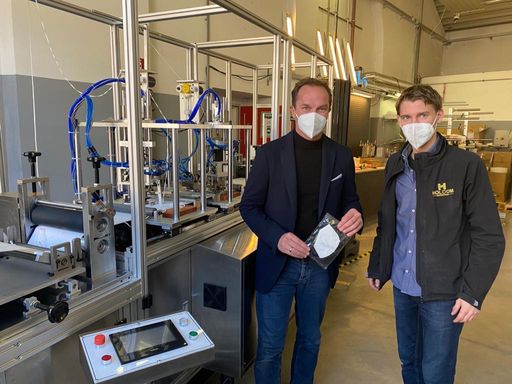  Aventrium Geschäftsführer Dominik Holzner mit
Verkaufsleiter Rudi Egger mit neuer Schutzmasken-Maschine