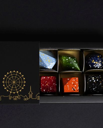 Vorschau Bild von Jedes Stück der SO'VIE Pralinen ist ein Unikat: mit viel Liebe
zum Detail von Hand gefertigt und bemalt.