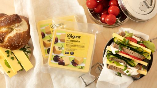 Veganz Genießerstück. Fein buttrig und mild aromatisch im
Geschmack, wunderbar weich in der Textur, ohne Gluten, Soja oder
Palmöl unsere Gouda-Alternative. / Weiterer Text über ots und
www.presseportal.de/nr/137749 / Die Verwendung dieses Bildes ist für
redaktionelle Zwecke honorarfrei. Veröffentlichung bitte unter
Quellenangabe: "obs/Veganz Group AG"