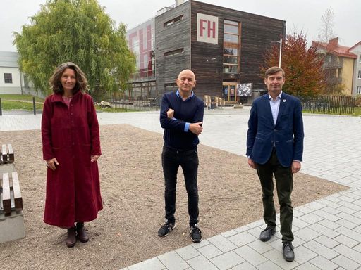 Treffen am Außenplatz vor der Fachhochschule Wiener
Neustadt