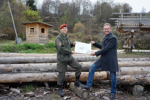 Die GÖD-Gewerkschafter Hubert Supersberger (li.) und Ernst Homar
bei der Hangböschung hinter der Hensel-Kaserne in die sich die neue
Kaserne architektonisch interessant integrieren soll.