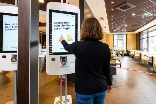 Vorschau Bild von Speisen und Getränke können weiterhin in allen
McDrives und Restaurants zur Mitnahme bestellt werden.