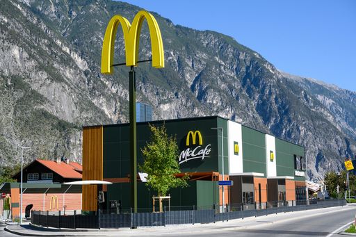 Vorschau Bild von McDonald’s Österreich ist auch im zweiten Lockdown
weiterhin für seine Gäste da. Im Bild: McDonald’s Restaurant in
Zams, Tirol