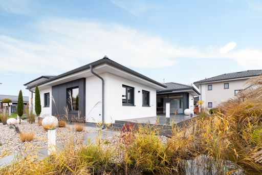 Auf 128 Quadratmetern zeigt der Waldviertler Fertighaushersteller
wie ökologisches und nachhaltiges Bauen modern und stilvoll
interpretiert werden kann. Photovoltaik-Anlage, Ökowand mit top
Energiewerten und intelligente Haustechnik machen diesen Bungalow
zum Ökostar.