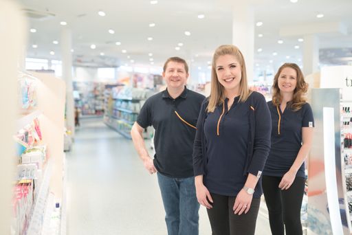 Vorschau Bild von Allen dm Mitarbeitern in Österreich – unabhängig
von Anstellungsausmaß, Position und Einkommenshöhe – wurde ein
„Covid-Beitrag“ in Höhe von 400 Euro in Form einer Guthabenkarte
gutgeschrieben.