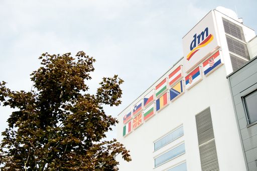 Vorschau Bild von Zusammen mit den Tochtergesellschaften in den elf
Verbundenen Ländern und mit dm Deutschland ist dm der erfolgreichste
Drogeriemarkt in Mittel- und Südosteuropa. Die Salzburger Zentrale
dient als Dreh- und Angelpunkt des dm Teilkonzerns Österreich/CEE.