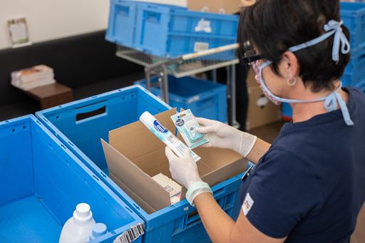 Vorschau Bild von Insgesamt 14 Standorte in Österreich wurden ins
System der Filialkommissionierung eingebunden. Auf diesem Weg
konnten die Kapazitäten zur Abwicklung der Online-Bestellungen
verdoppelt und gleichzeitig lokale Arbeitsplätze im stationären
Handel gesichert werden.