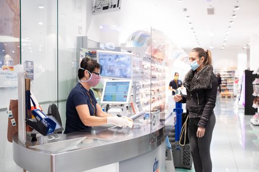 Vorschau Bild von Handhygiene, Oberflächen-Desinfektion und
Mund-Nasen-Schutz, Abstand halten und kontaktlos zahlen,
Bodenmarkierungen im Kassenbereich und Aufbauten aus Plexiglas – der
Arbeitsalltag bei dm ist seit März massiv von den Folgewirkungen der
Covid-19-Krise geprägt.
