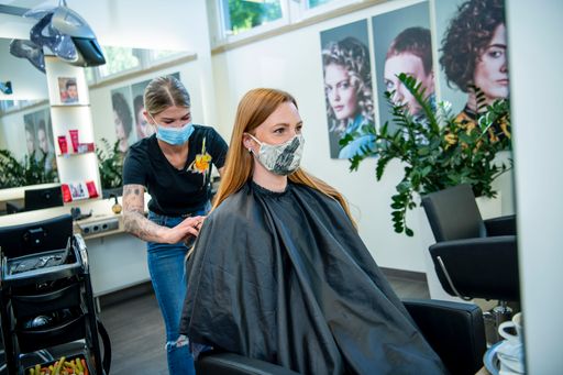 Vorschau Bild von Wie die gesamte Friseur- und Kosmetikbranche ist dm
von spürbaren Umsatzrückgängen im Bereich der Studios betroffen.