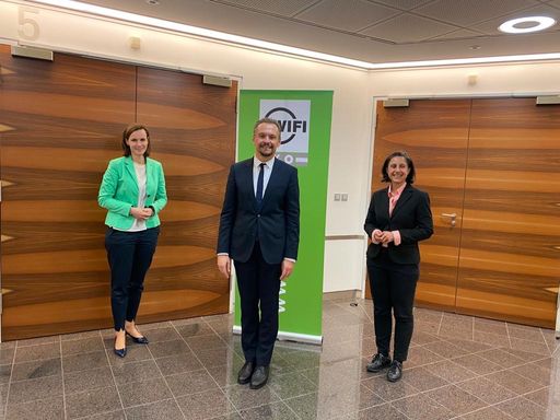 v.l.n.r.: Generalsekretär-Stellvertreterin der WKÖ
Mariana Kühnel, Kurator des WIFI Österreich Markus Raml,
Institutsleiterin des WIFI Österreich in der WKÖ Tatjana Baborek