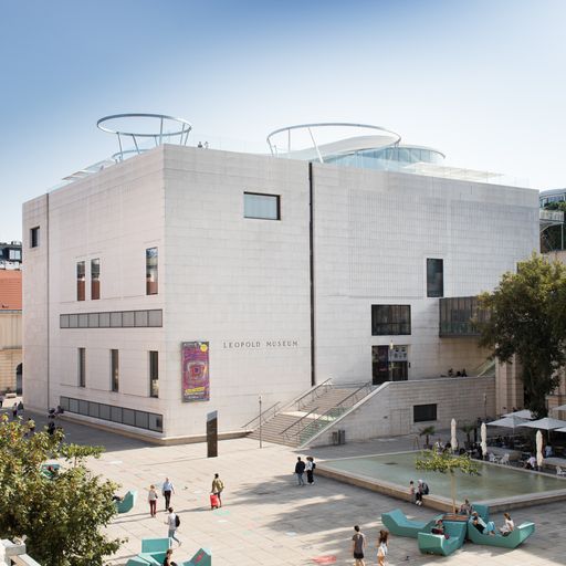  Leopold Museum, Wien, Außenansicht mit MQ-Libelle.
Architekten: Laurids Ortner und Manfred Ortner (O & O Baukunst)