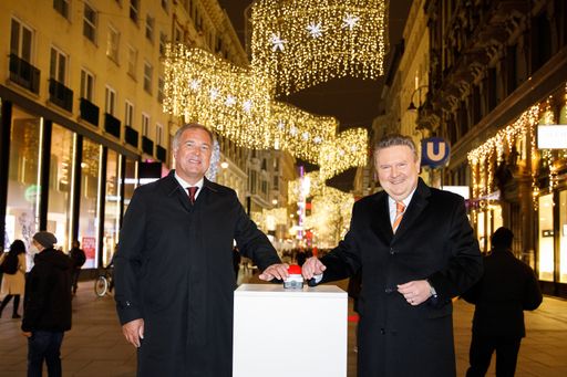 Wirtschaftskammer-Präsident Walter Ruck (l.) und
Bürgermeister Michael Ludwig schalteten auch heuer die
Weihnachtsbeleuchtung der Wiener Einkaufsstraßen ein.
