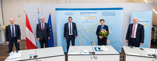 Vorschau Bild von V.l.n.r.: Wilbert Verheijen, Geschäftsführer Canon CEE GmbH, Mag.
Peter Lennkh, Vorstand Corporate Banking, Raiffeisen Bank
International, DI Peter Umundum, Vorstand für Paket & Logistik,
Österreichische Post AG, Amb. Dr. Elena Kirtcheva, Generalsekretärin
des Vienna Economic Forums, Mag. Dr. Achim Kaspar,
Vorstandsmitglied, COO, Verbund AG