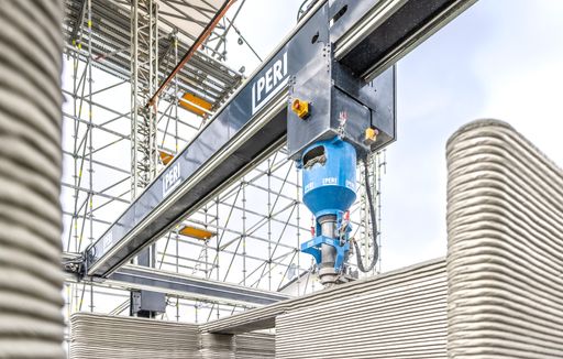 Vorschau Bild von PERI 3D-Betondruck: Der Druckkopf bewegt sich über drei Achsen
und kann sich in seinem Rahmen an jede Position innerhalb der
Konstruktion bewegen. / Weiterer Text über ots und
www.presseportal.de/nr/148449 / Die Verwendung dieses Bildes ist für
redaktionelle Zwecke honorarfrei. Veröffentlichung bitte unter
Quellenangabe: "obs/PERI GmbH"