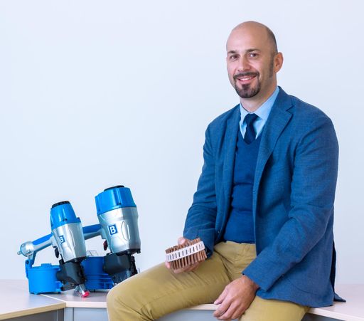Dipl. Kfm. Christian Beck, General Manager & CEO
der RAIMUND BECK KG, mit LIGNOLOC® Coil und den beiden manuellen
Systemen F44AC CN15-PS60A LIGNOLOC® und F60 CN15-PS90 LIGNOLOC®.
(Foto: BECK)
