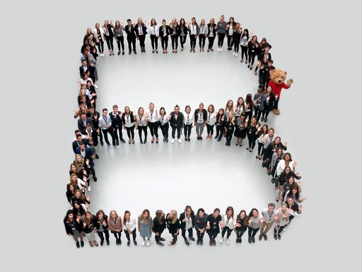 Vorschau Bild von Breuninger und Menschen / Auf dem Weg in eine
verantwortungsvollere Zukunft / Weiterer Text über ots und
www.presseportal.de/nr/105224 / Die Verwendung dieses Bildes ist für
redaktionelle Zwecke honorarfrei. Veröffentlichung bitte unter
Quellenangabe: "obs/E.Breuninger GmbH & Co./Breuninger"