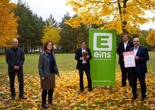 Foto (v.l.n.r.): E&M-Chefredakteur Stefan
Sagmeister, E&M-Redakteurin Heidi Roider, Geschäftsführer E1
Energiemanagement Stephan Weinen, vedec-Geschäftsführer Tobias
Dworschak, Prokurist E1 Energiemanagement