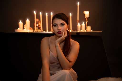 Vorschau Bild von Maibritt – nachdenklich bei Kerzenschein