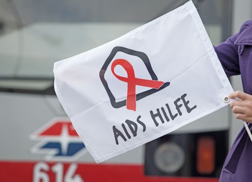 Von 23.11. bis 8.12. fahren alle Straßenbahnen in
Wien mit Aids Hilfe Wien-Fähnchen.