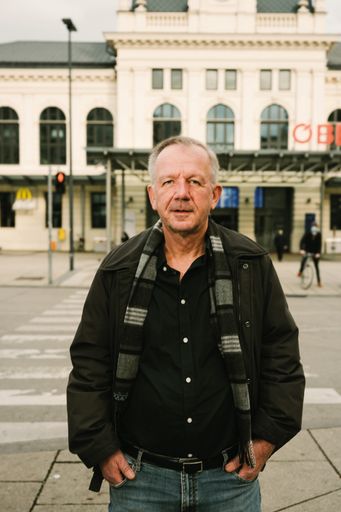 Christoph Gurk vor dem Bahnhof St. Pölten