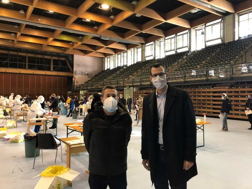 v.l.n.r. Dr. Patrick Franzoni, Projektleiter von
„Südtirol testet“, Leitender Notarzt im Departement Notfallmedizin
und Gerald Schimpf, Einsatzleiter im Krisenstab des
Gesundheitsministeriums. Dr. Franzoni gibt einen Überblick über die
organisatorischen und fachlichen Planungen während der aktuellen
Testaktion.