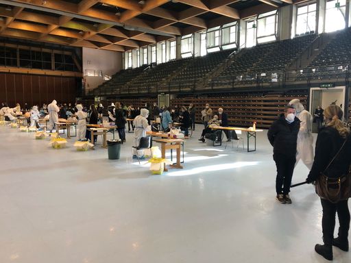 Vorschau Bild von Testreihe in Halle in Bozen: Im Stadion sind
beispielsweise 10 Testlinien aufgebaut, es ist der größte
Teststandort in Südtirol
