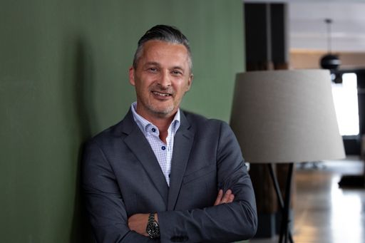 Vorschau Bild von OZONOS CEO Fredy Scheucher mit der Frischluft Stehleuchte Hailey
- mit integriertem OZONOS AC-I